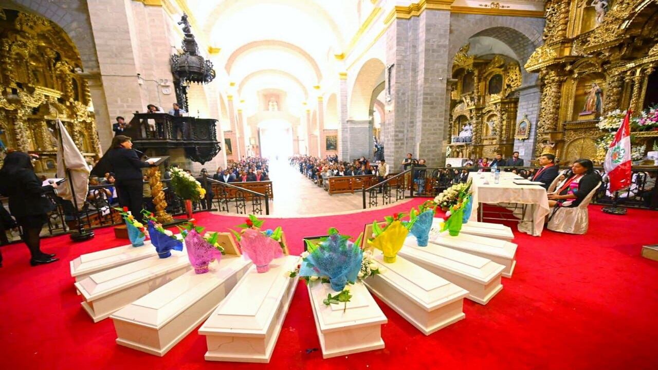 Ceremonia de restitución de restos óseos y elementos asociados de nueve víctimas de la violencia ocurrida en Ayacucho entre 1980 y 2000.