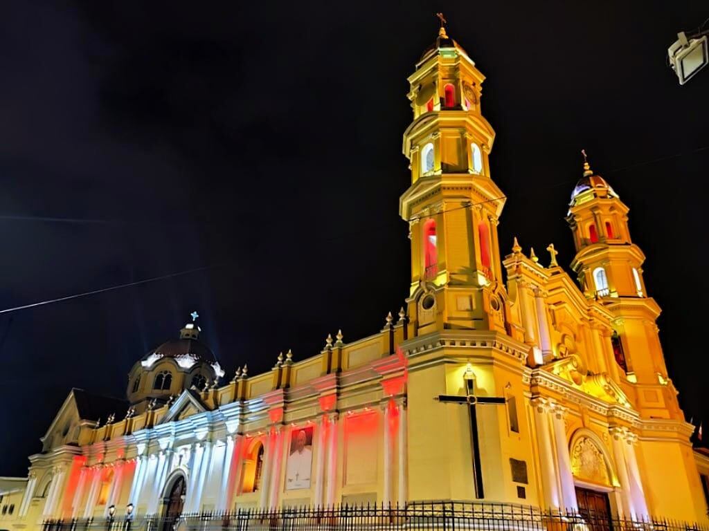 La iglesia Catedral con iluminación LED, convertido en el primer Monumento Histórico eco amigable.
