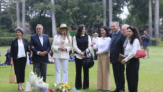 Keiko Fujimori visitó la tumba de Alberto Fujimori en compañía del expresidente ecuatoriano Jamil Mahuad