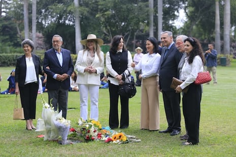 Keiko Fujimori visitó la tumba de Alberto Fujimori en compañía del expresidente ecuatoriano Jamil Mahuad