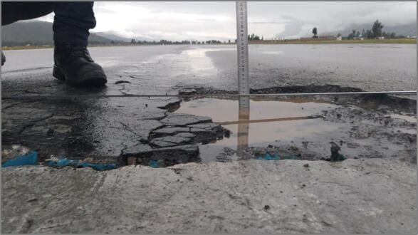 Así luce parte de la pista de aterrizaje del aeropuerto de Jauja tras las lluvias de los últimos dias. (Foto: Latam)