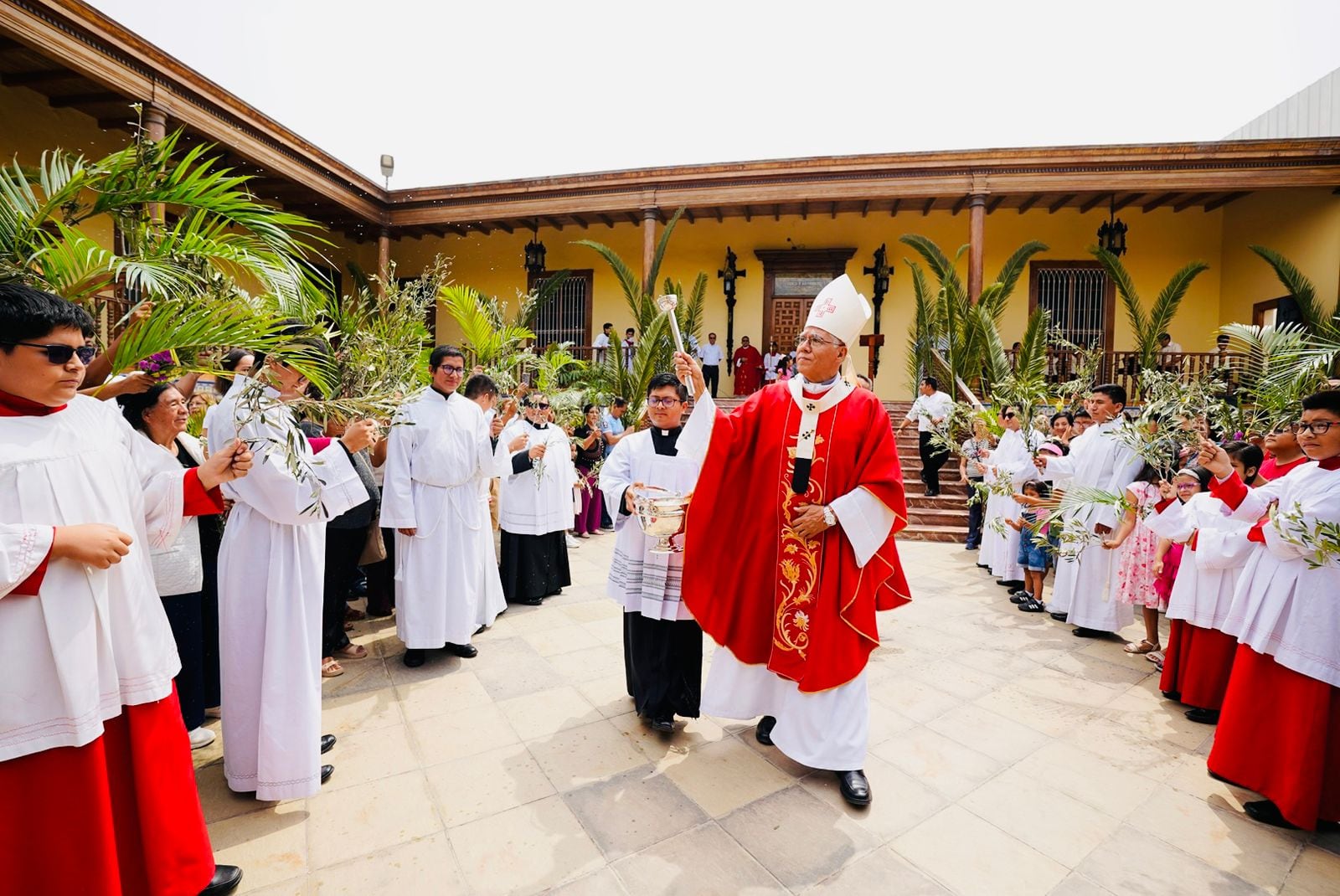 Monseñor Alfredo Vizcarra bendijo los ramos de palma y olivo en el patio arzobispal, y presidió la Santa Misa en la Basílica Catedral.