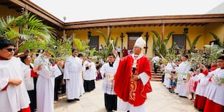 Monseñor Alfredo Vizcarra bendijo los ramos de palma y olivo en el patio arzobispal, y presidió la Santa Misa en la Basílica Catedral.