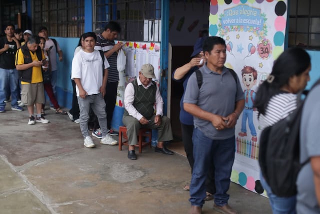 Se apertura las mesas de sufragio en el colegio San Luis Gonzaga de SJM, personas aún tienen quejas por el trabajo del personal de ONPE (Fotos: Julio Reaño/@photo.gec)
