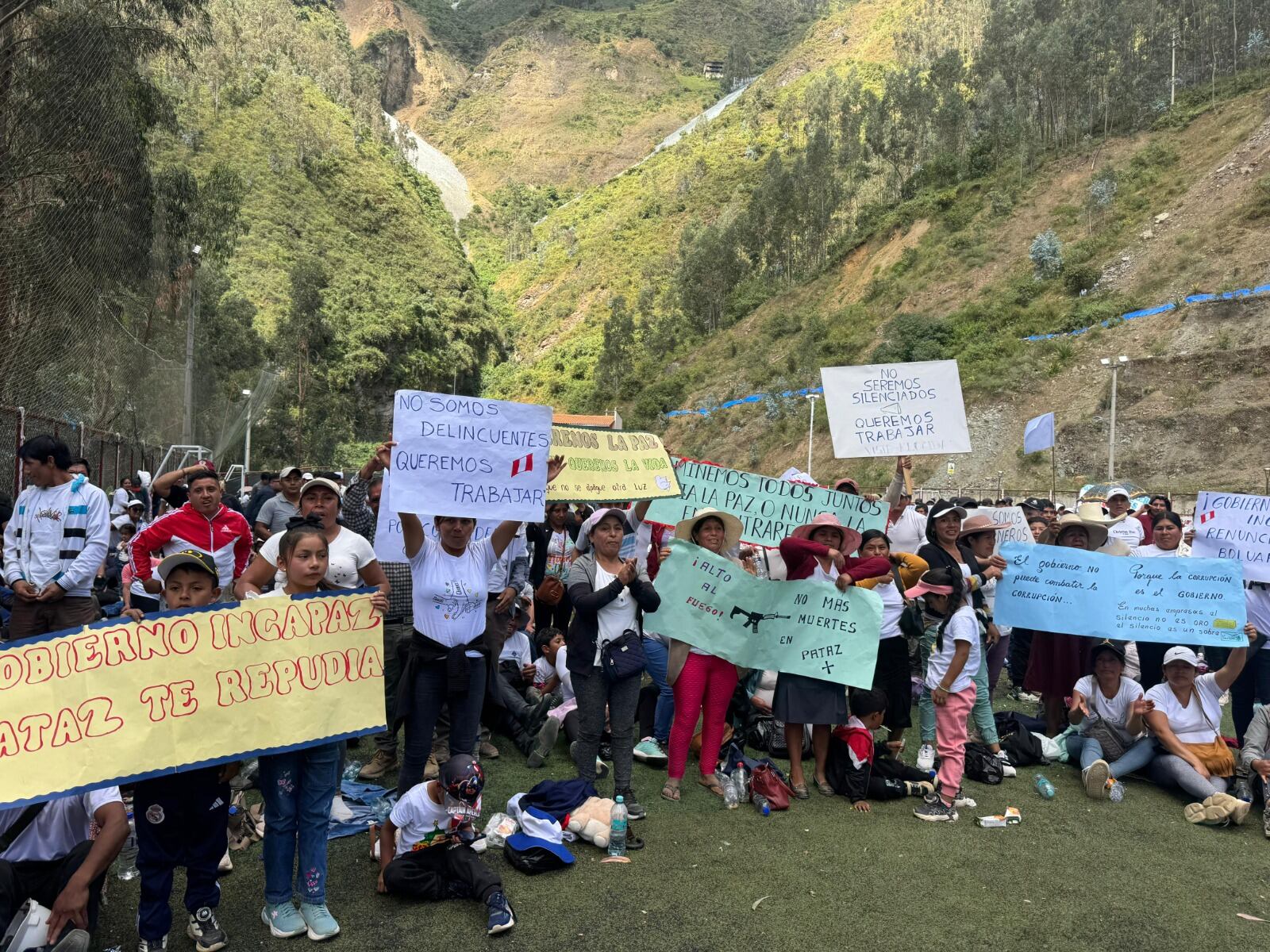 Representantes del gobierno de la presidenta Dina Boluarte sostendrán hoy una mesa de diálogo con alcaldes, ronderos y mineros artesanales de Pataz, que exigen la modificatoria de la norma que suspende las labores mineras en esa provincia. De no obtener una respuesta positiva, anuncian protestas.