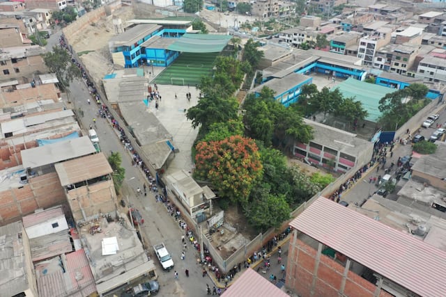 Se apertura las mesas de sufragio en el colegio San Luis Gonzaga de SJM, personas aún tienen quejas por el trabajo del personal de ONPE (Fotos: Julio Reaño/@photo.gec)