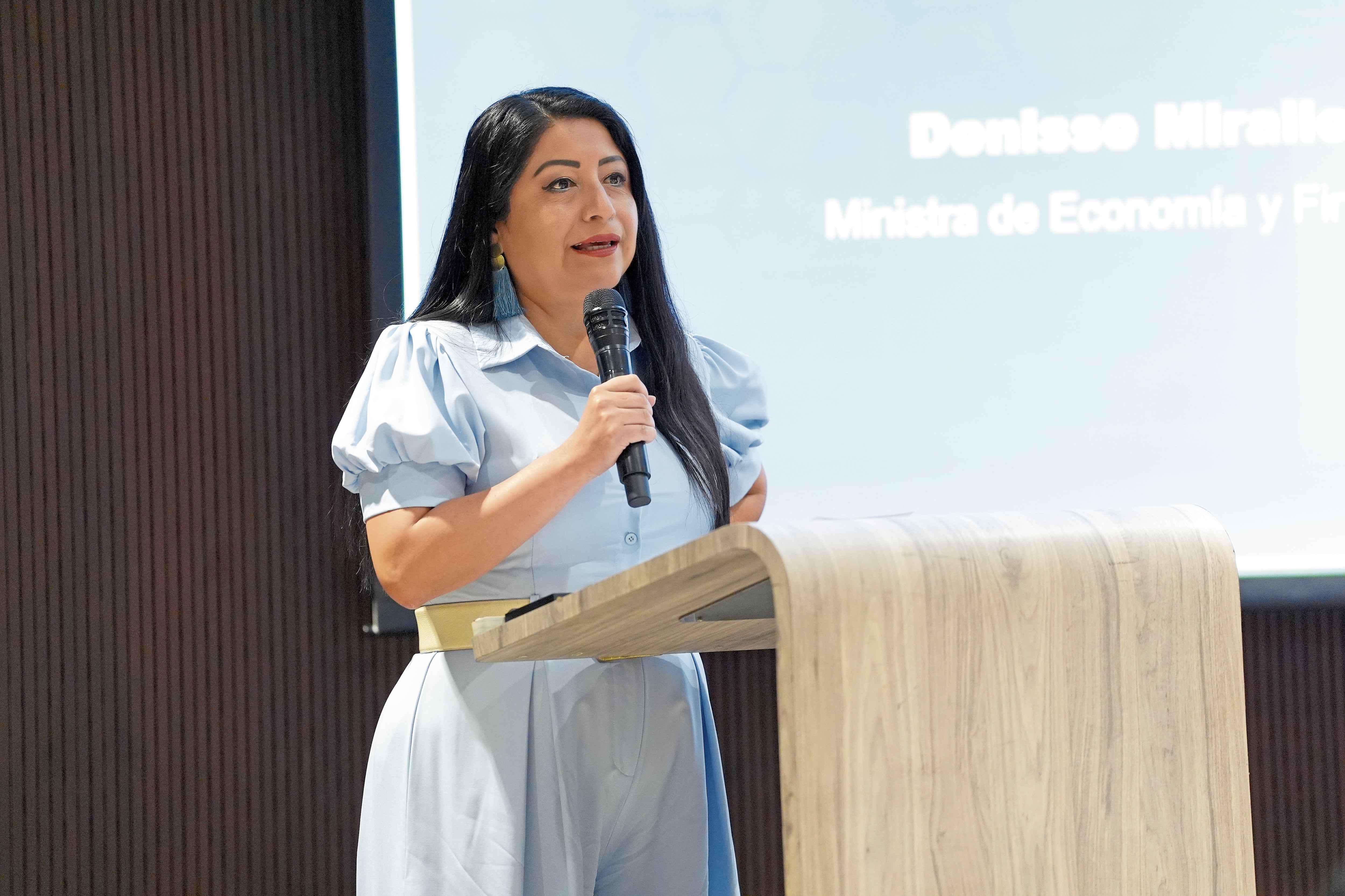 Tiene licencia sin goce de haber.