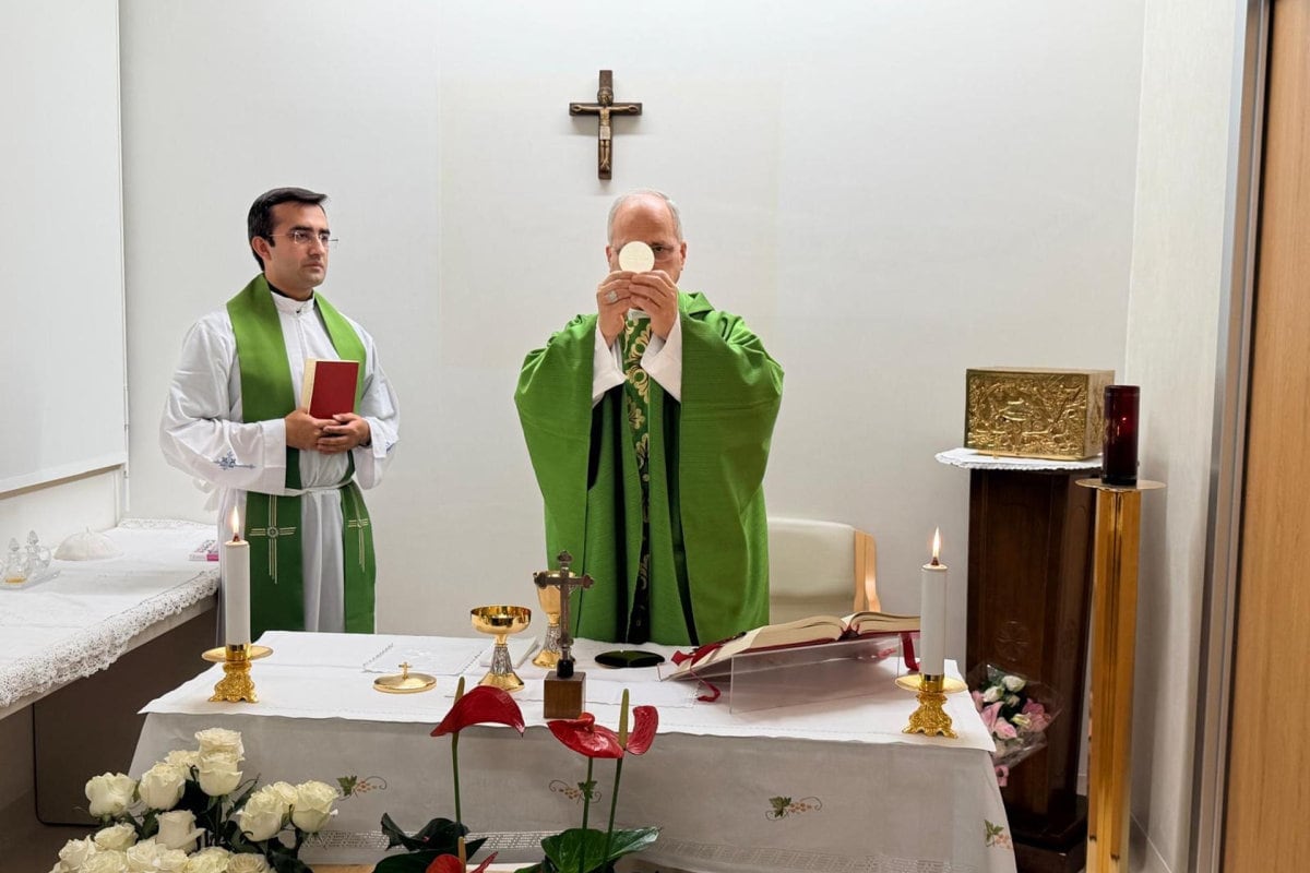 El pontífice ofició una ceremonia religiosa en la capilla del policlínico Gemelli, tres días después de someterse a una intervención quirúrgica.Foto: EFE/ Vatican Media
