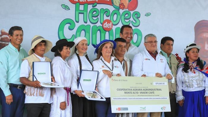 La mandataria destacó inversiones en riego, créditos y seguridad alimentaria durante ceremonia por el Día del Campesino.