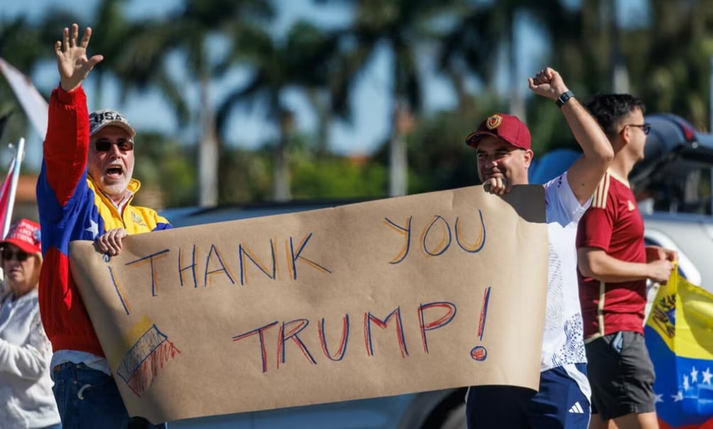 Desde antes del amanecer, cientos se han ido congregando frente al Arepazo, un popular restaurante de Doral, una ciudad vecina de Miami donde más del 40% de los habitantes son de origen venezolano. FOTO: AFP