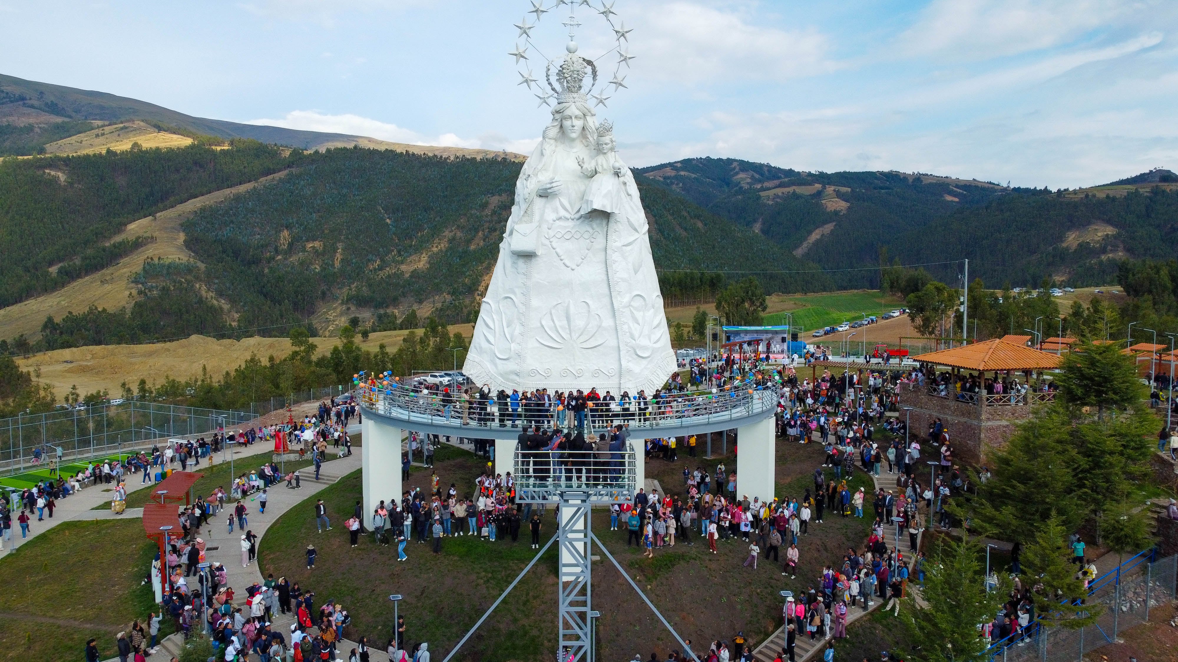 Figura de "Mamacha Cocharcas" mide alrededor de 28 metros. Foto: Jheyser Poma.