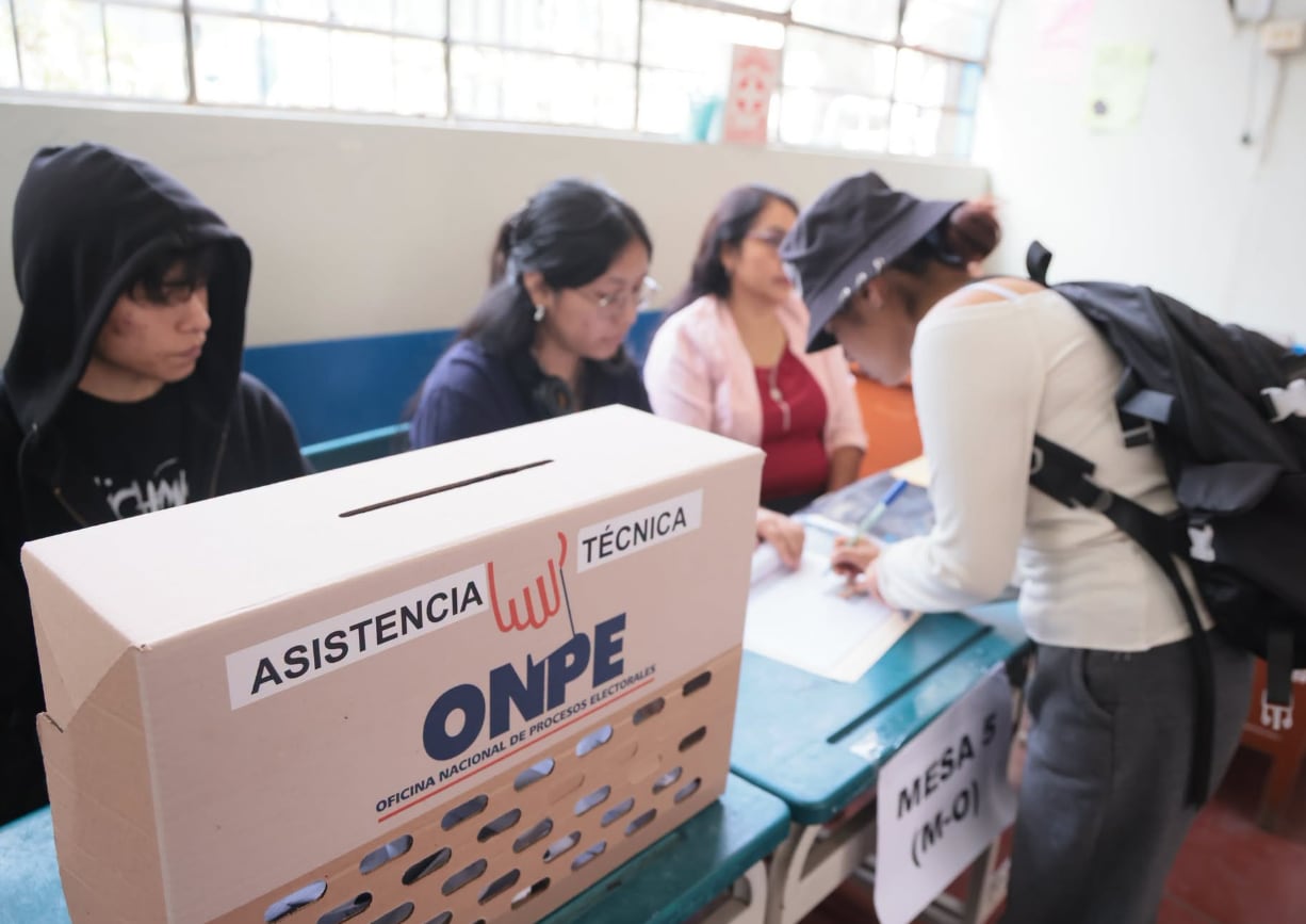 El organismo electoral informó que las elecciones regionales y municipales de 2026 se realizarán con votación presencial debido a limitaciones que impiden implementar la prueba del sistema digital.(Foto: ONPE)