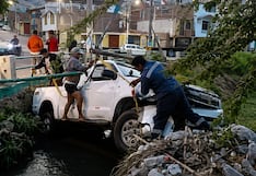 Camioneta cae a canal de regadío y automóvil choca con poste, en Camaná