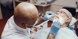 Investigaciones internacionales han identificado una asociación entre la pérdida de piezas dentales y el deterioro cognitivo en adultos mayores, aunque no se ha demostrado que una condición cause directamente la otra. Un especialista explica cómo la salud bucal también influye en la alimentación y la calidad de vida.