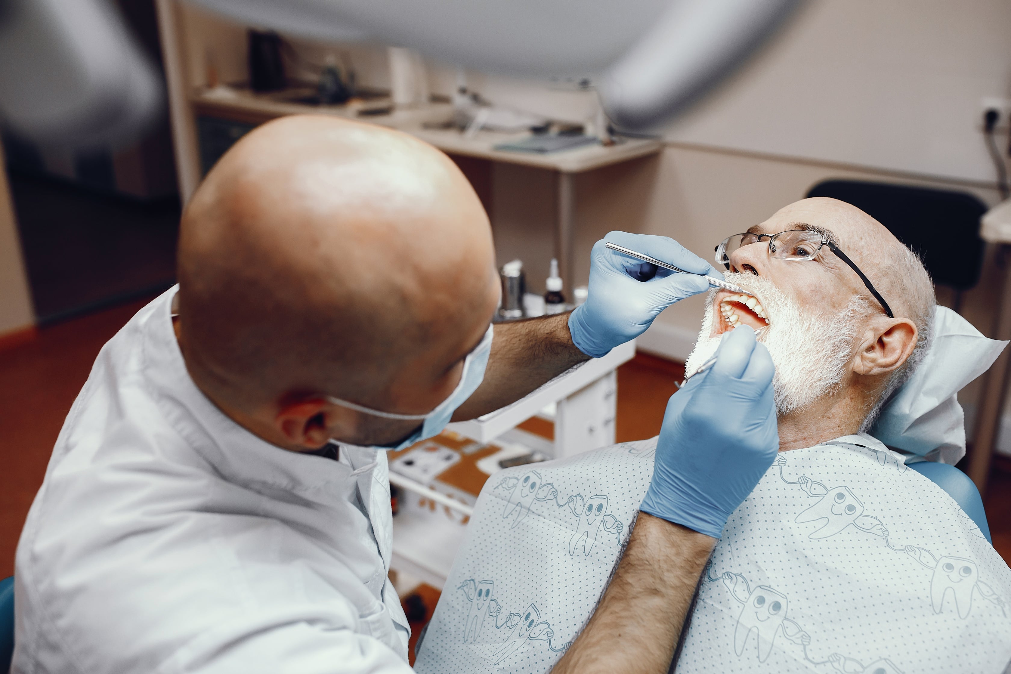 Investigaciones internacionales han identificado una asociación entre la pérdida de piezas dentales y el deterioro cognitivo en adultos mayores, aunque no se ha demostrado que una condición cause directamente la otra. Un especialista explica cómo la salud bucal también influye en la alimentación y la calidad de vida.