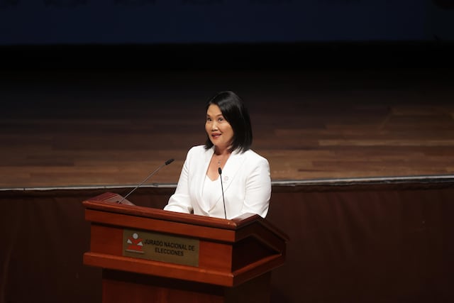 Keiko Fujimori recibió sus credenciales del JNE