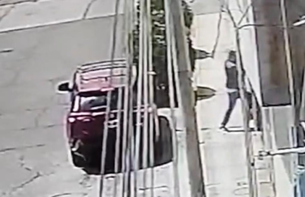 Captura del video donde se observa a un hombre intentando ingresar a la vivienda. Foto: captura.