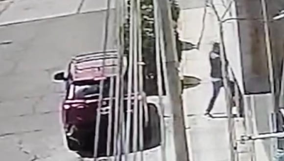 Captura del video donde se observa a un hombre intentando ingresar a la vivienda. Foto: captura.