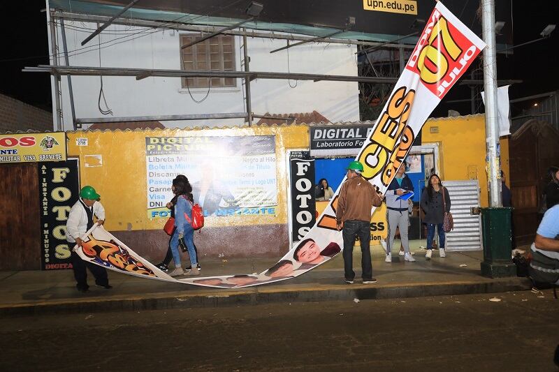 Se desmontó 27 banderolas y 19 carteles colocados en zonas restringidas y que estaban sujetados en estructuras de soporte de líneas de comunicación y eléctricas.