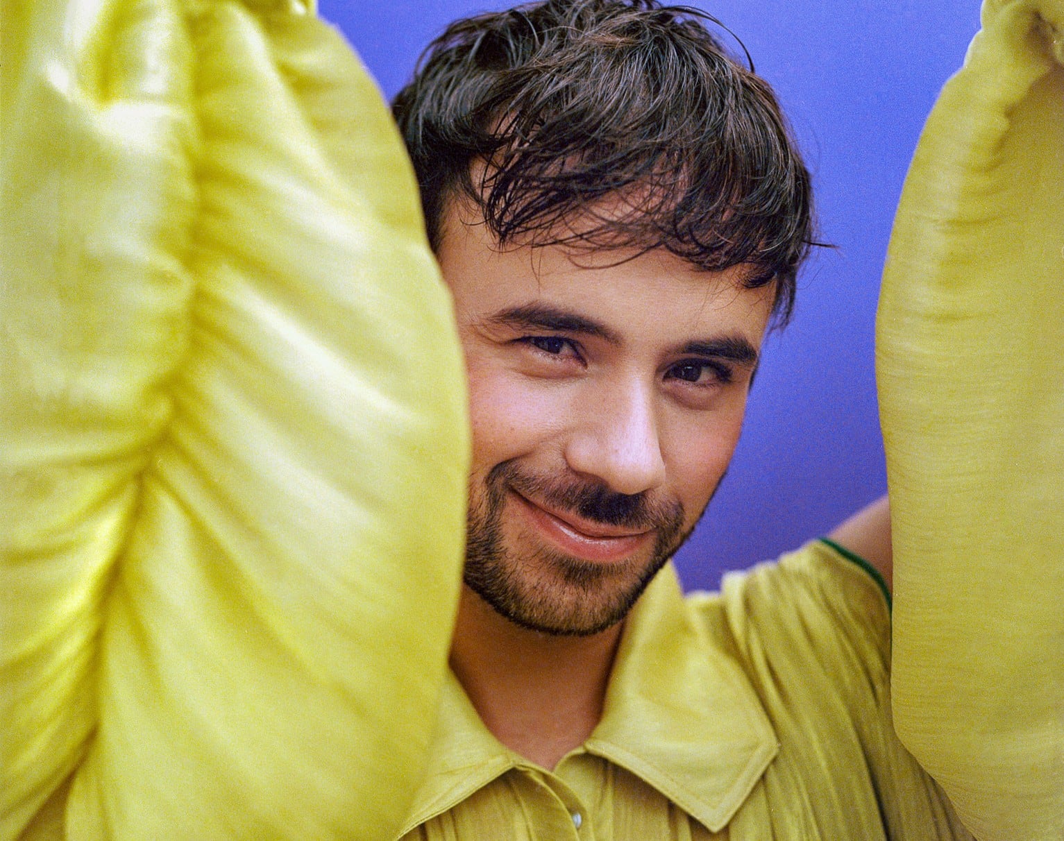 Adrián Bello presentará un concierto de gran formato que reimagina las canciones más importantes de sus tres discos a través de nuevos arreglos.