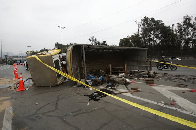 Camión se vuelca en la Vía de Evitamiento y provoca congestión vehicular en San Juan de Lurigancho