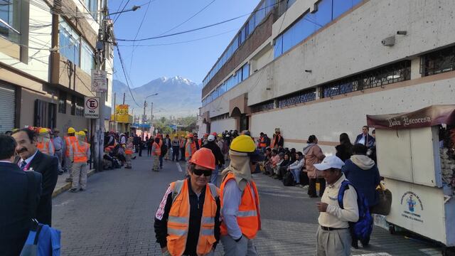 Obreros protestan contra el municipio de Arequipa por parar obra en colegio Luis H. Bouroncle (VIDEO)