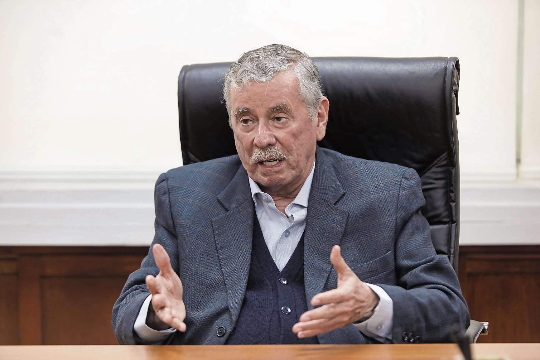 El congresista expresó preocupación por fallos administrativos en elecciones internas y reiteró su apoyo a iniciativas de transparencia legislativa.