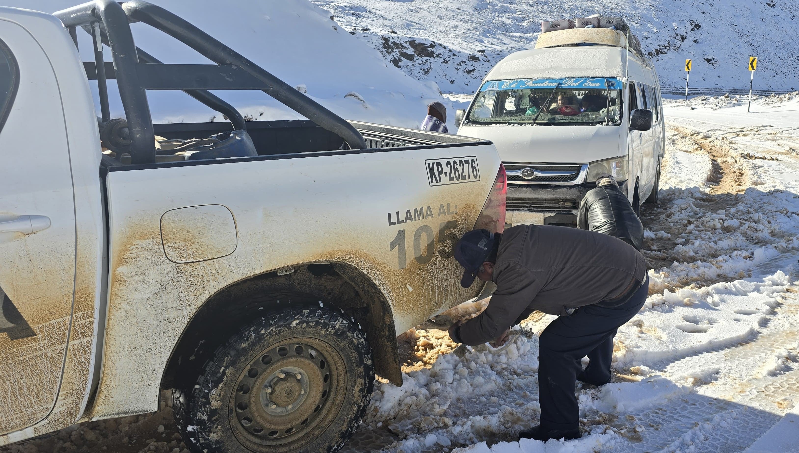 Se tuvo que usar vehículo policial para jalar el vehículo atollado en la nieve, en la zona andina de Tacna