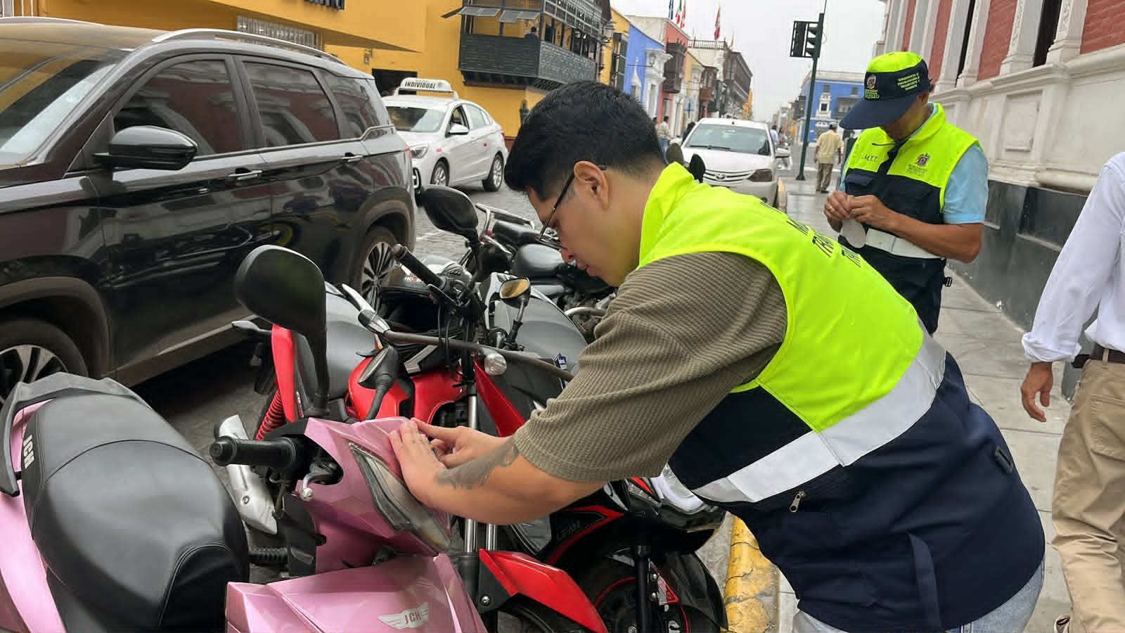 Sanción por estacionar vehículos en zonas rígidas.