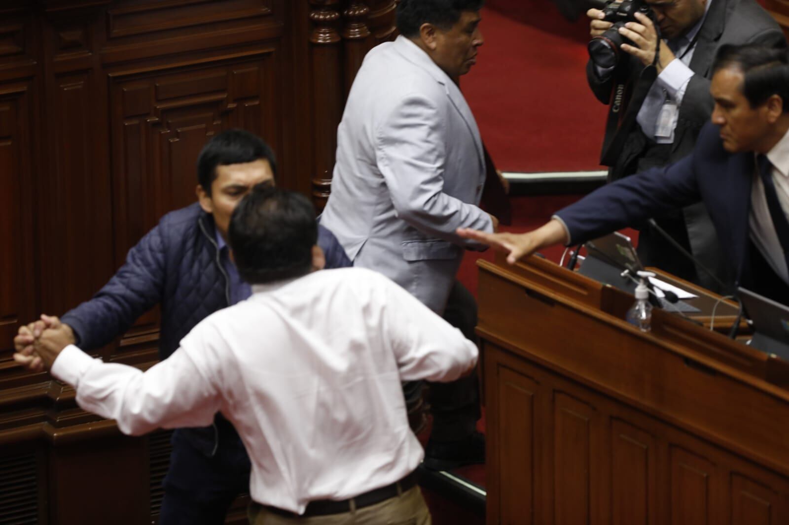 Juan Burgos siguió a Pasión Dávila en medio del Congreso tras sufrir agresión. Foto: César Bueno @photo.gec
