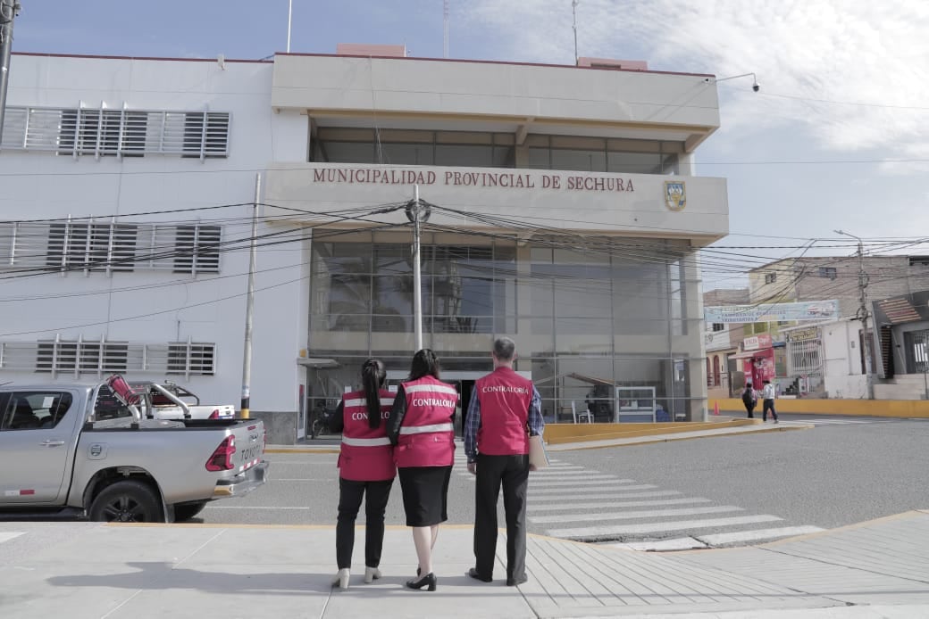 La comuna de Sechura convocó a procedimiento de selección para la ejecución de la obra, pese a que el expediente técnico, aprobado en el mismo día que fue presentado por el proyectista, contiene un presupuesto cuyas partidas han sido elaboradas en base a costos globales e indagaciones parciales de mercado