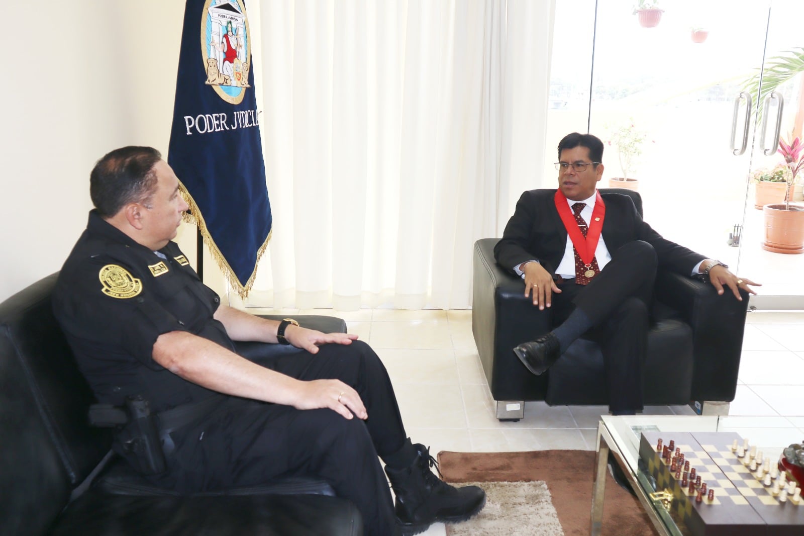 Se reúne con el jefe de la Región policial Piura