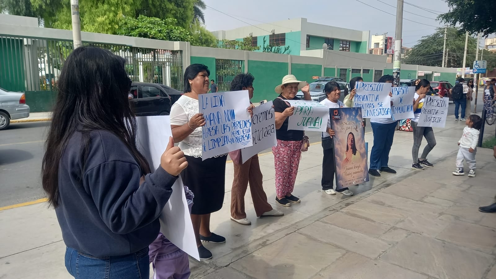 Deudos protestan en el Ministerio Público exigiendo que se ordene la captura de los presuntos autores.