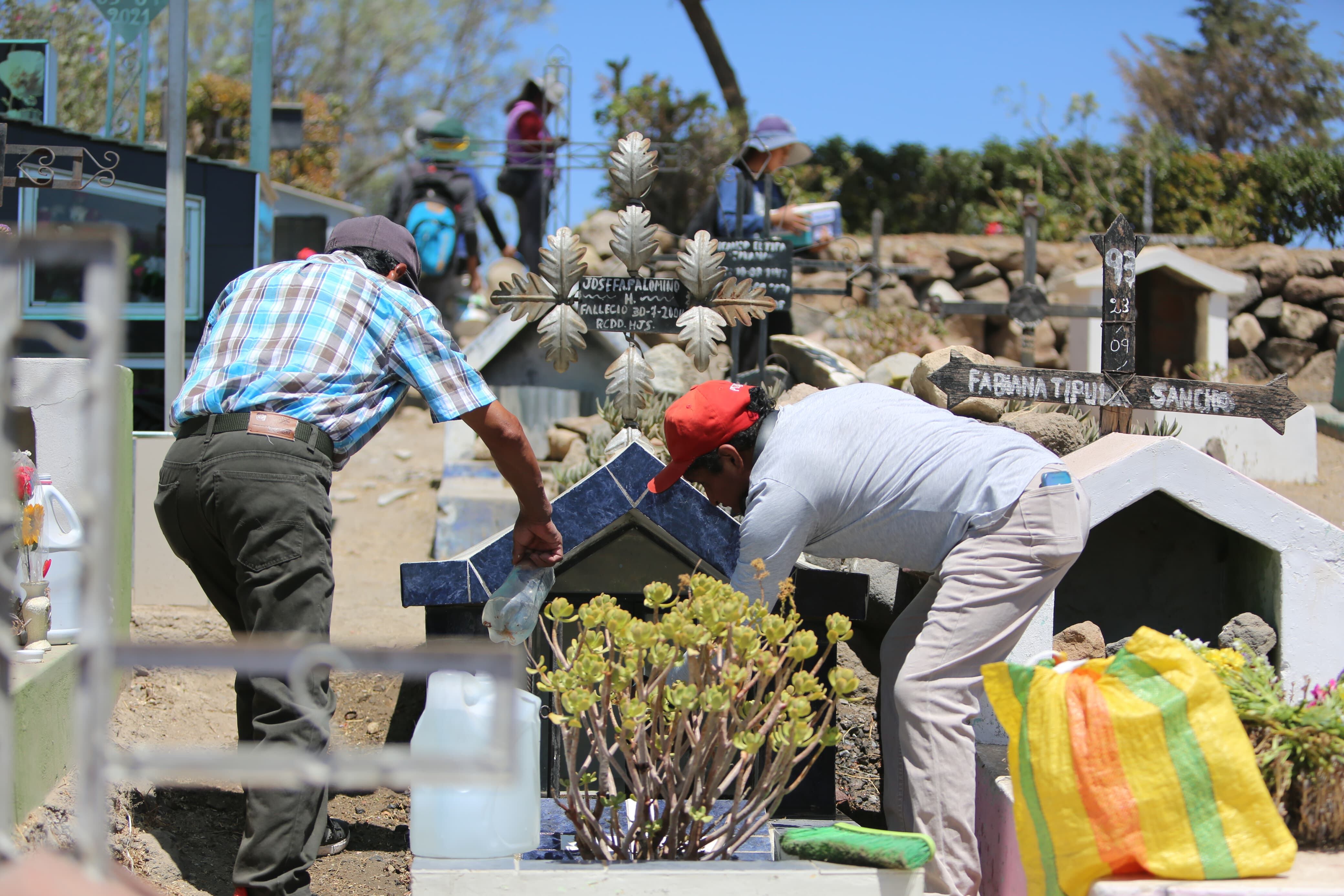 Colocar ofrendas en las tumbas es una tradición. (Foto: Leonardo Cuito)