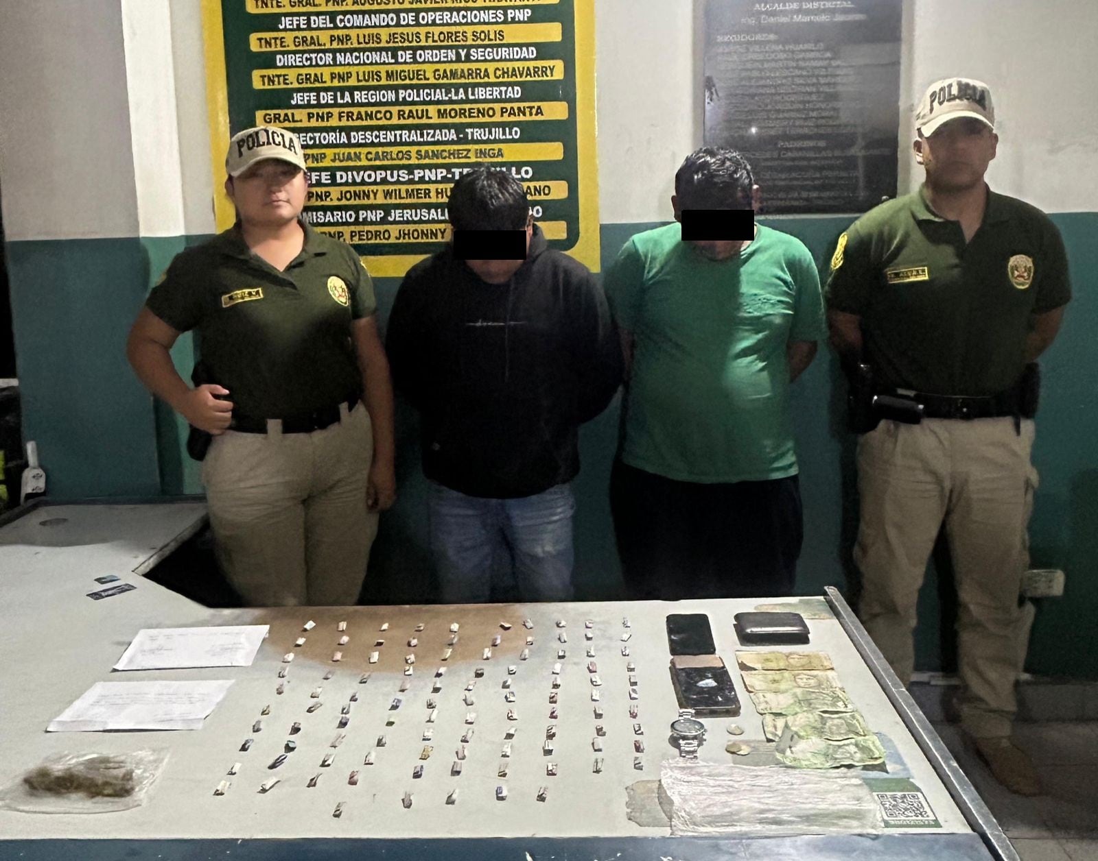 Policía interviene a dos hombres que estaban a bordo de un mototaxi.