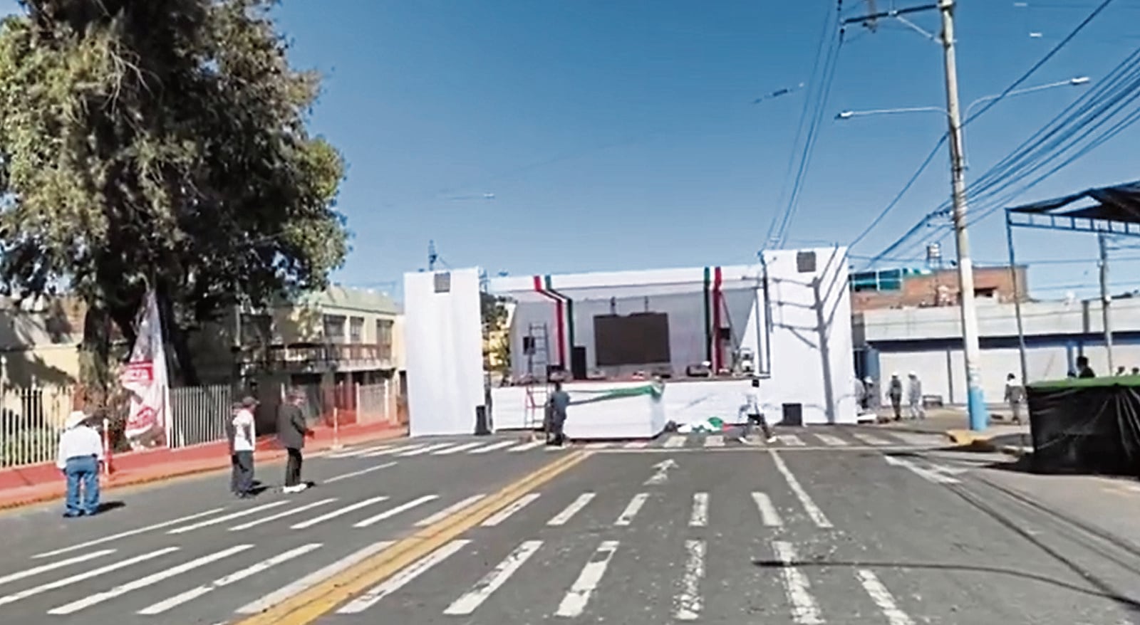 Estrado de mitin de Juntos por el Perú ocupaba todo el ancho de la vía. Foto: Captura Frase Corta