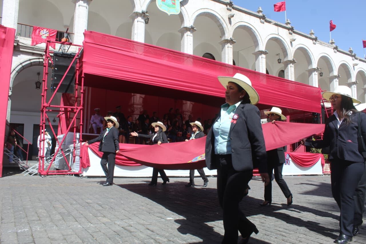 Autoridades saludan a Arequipa en su mes jubilar por el 486.° Aniversario de fundación. (Foto: Yunsu Pariapaza/@photo.gec)