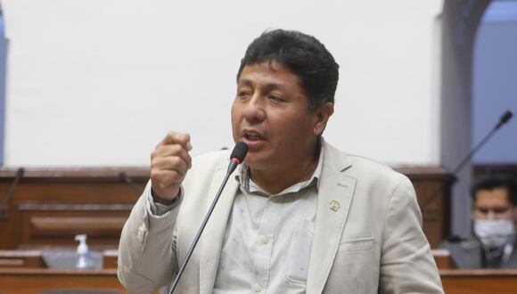 Congresista Raúl Doroteo Carbajo, de Acción Popular. En aprietos por denuncia de recorte de sueldo por una trabajadora de su despacho.