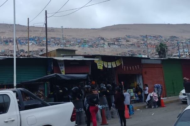 Policías acudieron al Centro Comercial 2001 o "La cachina" para allanar tres tiendas