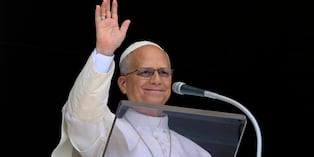El papa León XIV saluda a la multitud desde la ventana del palacio apostólico con vistas a la plaza de San Pedro en la ciudad del Vaticano durante la oración del Ángelus, el 23 de agosto de 2026. (Elisabetta Trevisan / VATICAN MEDIA / AFP)