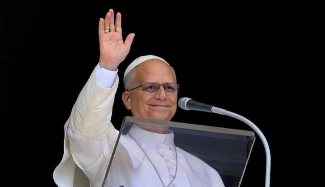 El papa León XIV saluda a la multitud desde la ventana del palacio apostólico con vistas a la plaza de San Pedro en la ciudad del Vaticano durante la oración del Ángelus, el 23 de agosto de 2026. (Elisabetta Trevisan / VATICAN MEDIA / AFP)