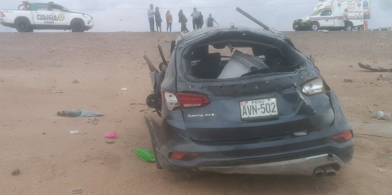 Camioneta con la carrocería descuadrada tras darse varias vueltas de campana y luego quedar fuera de la pista