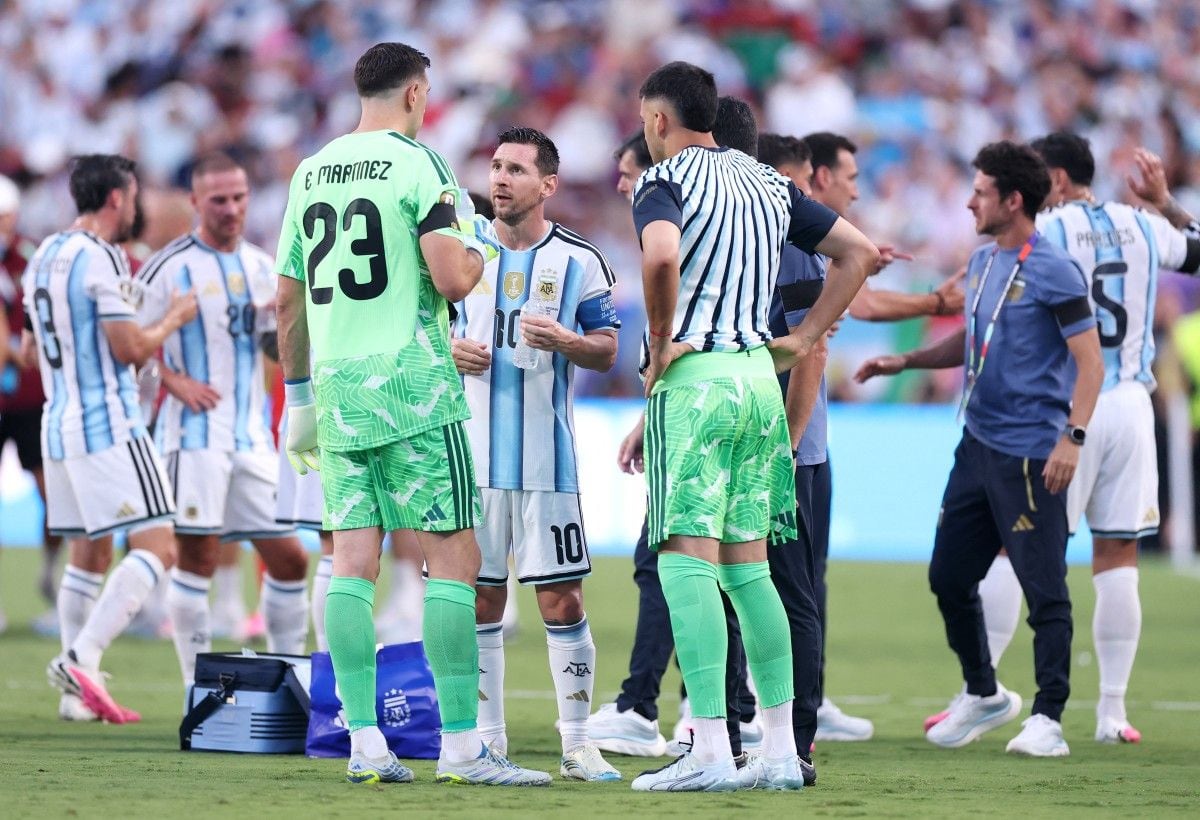 “¿Dónde nos vamos a ir?”: la frase de Dibu Martínez a Messi tras el pase a semifinales (Foto: AFP)
