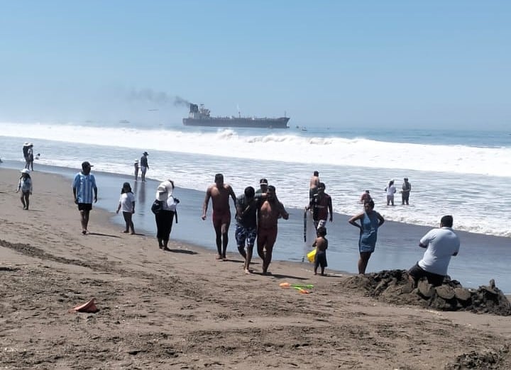Joven fue rescatado de ser ahogado en Mollendo (Foto: Difusión)