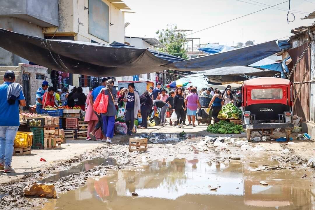 Autoridades y comerciantes exigen a la EPS Grau resolver el problema, pues el afloramiento de aguas servidas es constante