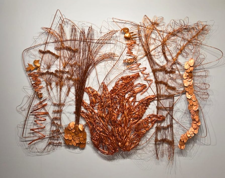 La muestra propone una experiencia sensorial donde el color trasciende lo estético para convertirse en emoción, pensamiento y participación.