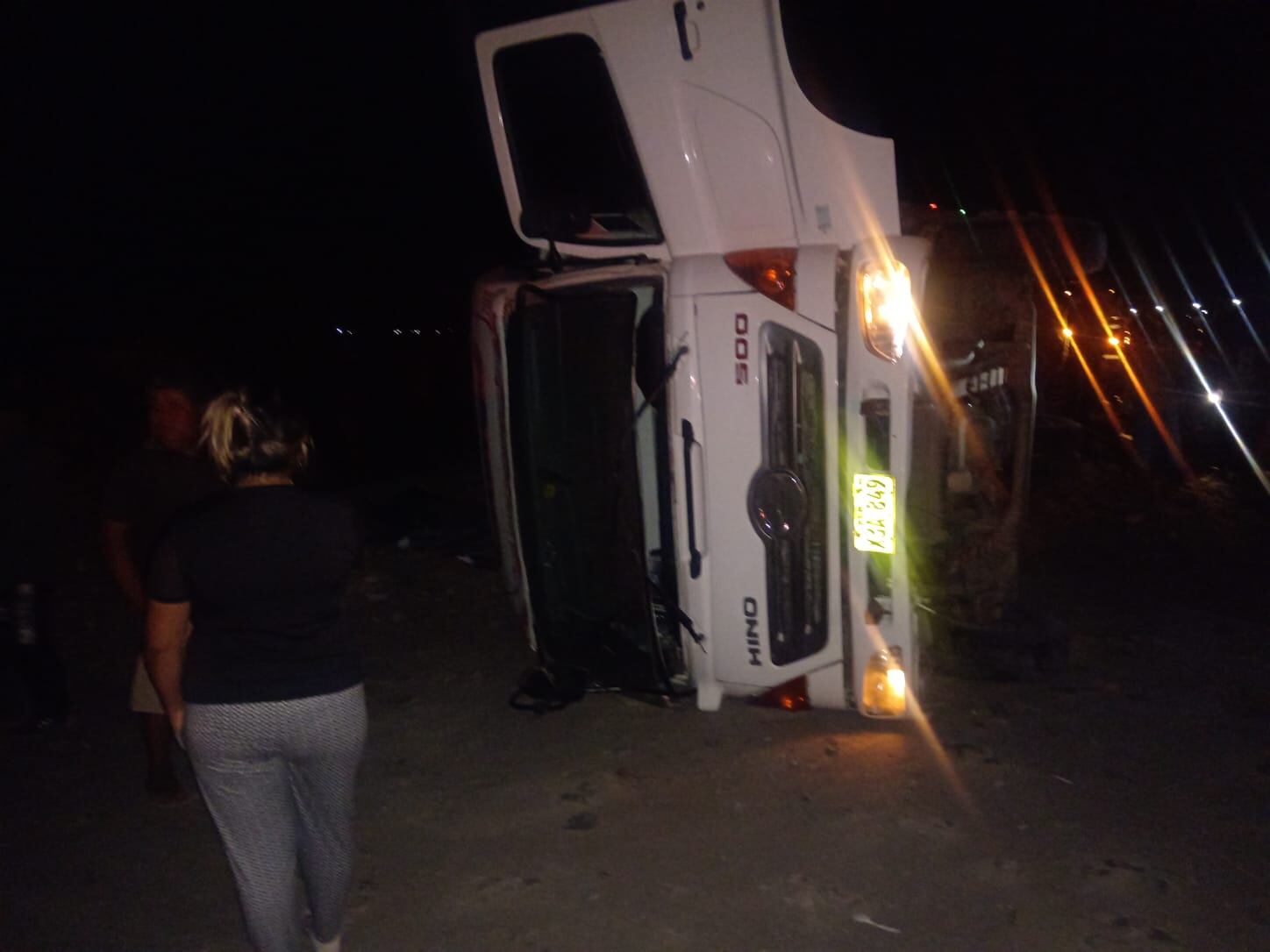 Automóvil hizo que camión se volteara. (Foto: Difusión)