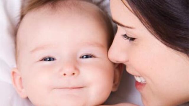 Acariciar a los bebés les ayuda a aprender a hablar más rápido