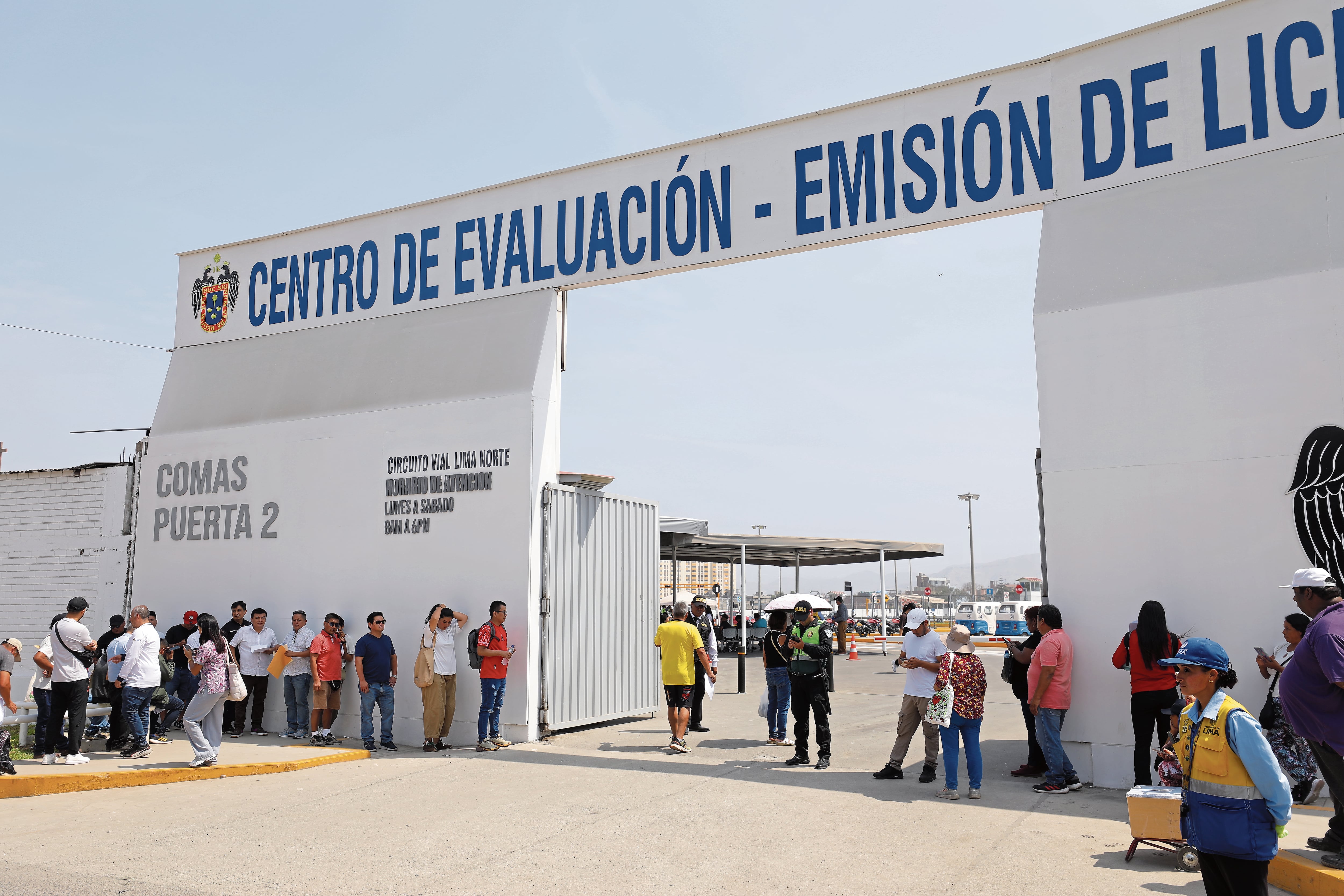 Los postulantes al brevete dijeron que las enormes colas y desinformación persisten, pese a que se prometió solucionar las falencias. Docenas cruzaban todo Lima para examen.