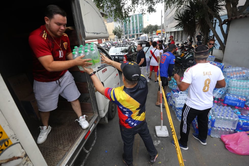 La Embajada de Venezuela en Lima se convirtió en un punto de encuentro para ciudadanos que entregaron donaciones en apoyo a las familias afectadas por la emergencia